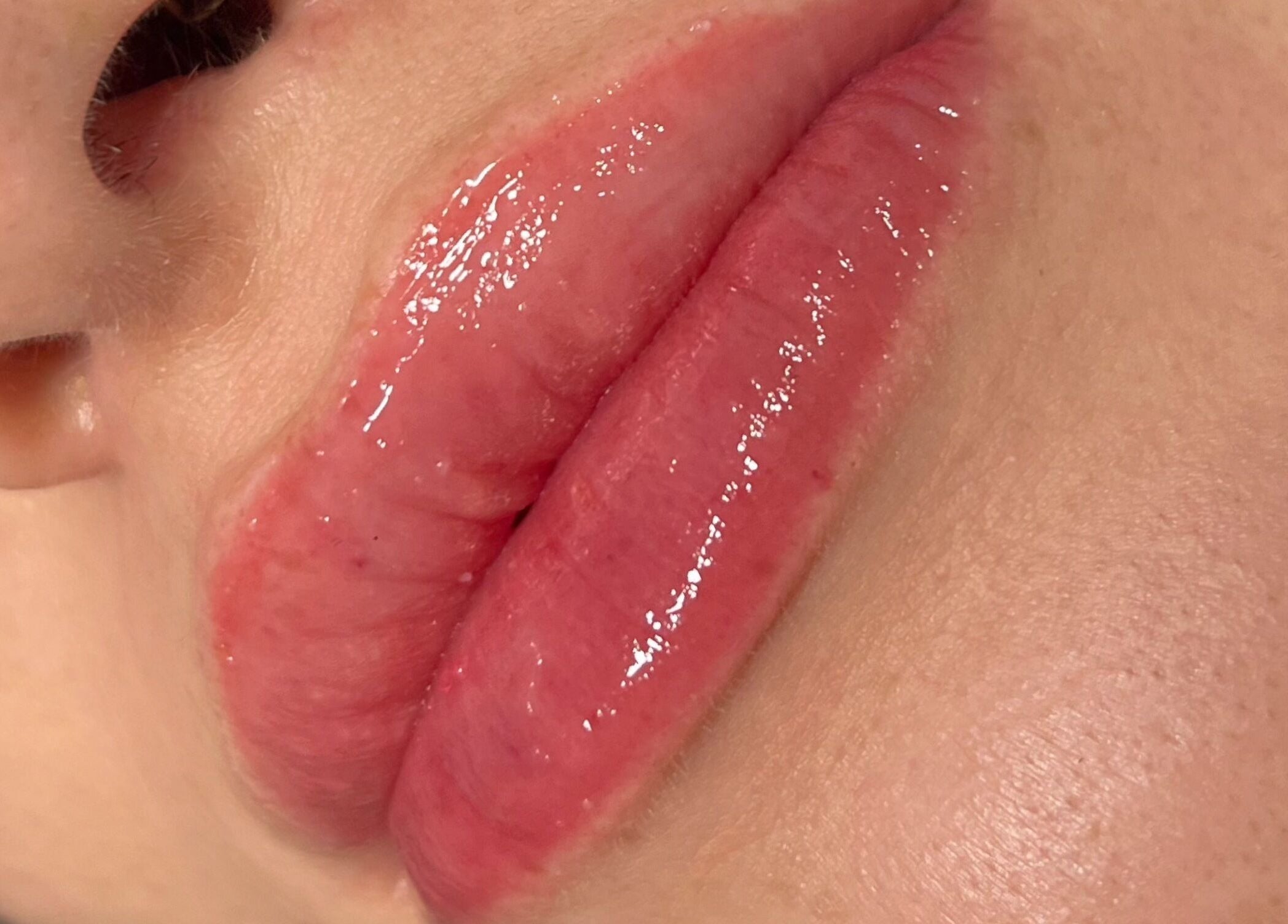 Hermosos labios con brillo en Fucking Lashes, València, Comunidad Valenciana, ES.