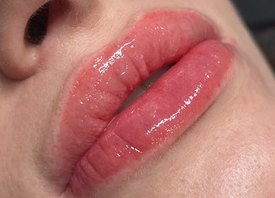 Labios brillantes y bien cuidados en Fucking Lashes, València, Comunidad Valenciana, ES.