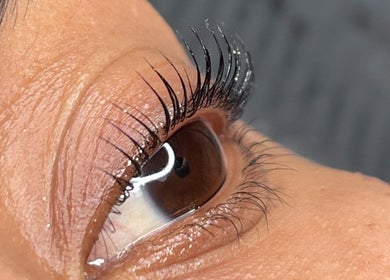 Primer plano de pestañas tratadas en Fucking Lashes, València, Comunidad Valenciana, ES.