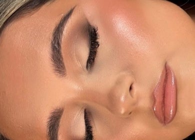 Elegant makeup by Makeup by Meg @meggrayx Cheshire, Hale, England, GB captures radiant, flawless skin.