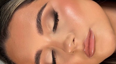 Elegant makeup by Makeup by Meg @meggrayx Cheshire, Hale, England, GB captures radiant, flawless skin.