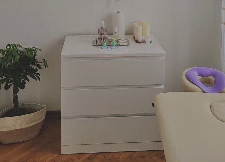 Mirni kutak u Body Sculptor salonu, Zagreb, Grad Zagreb, HR s masažnim stolom i zelenim biljkama.