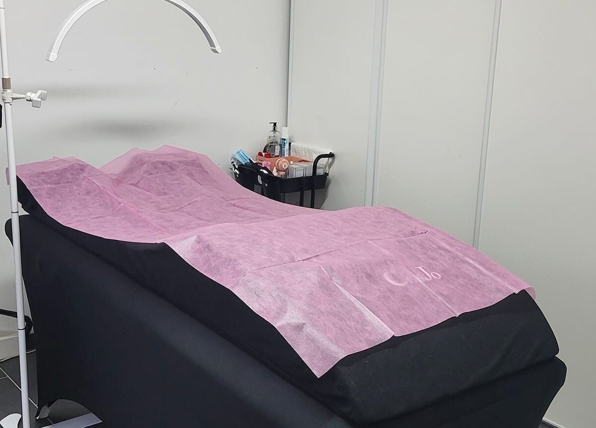 Cabine de soin à Lash-Tech & Beauty, Mios, Nouvelle-Aquitaine, FR, avec table de traitement élégante.