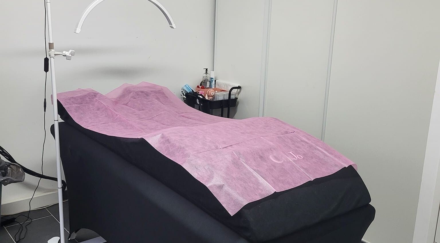 Cabine de soin à Lash-Tech & Beauty, Mios, Nouvelle-Aquitaine, FR, avec table de traitement élégante.