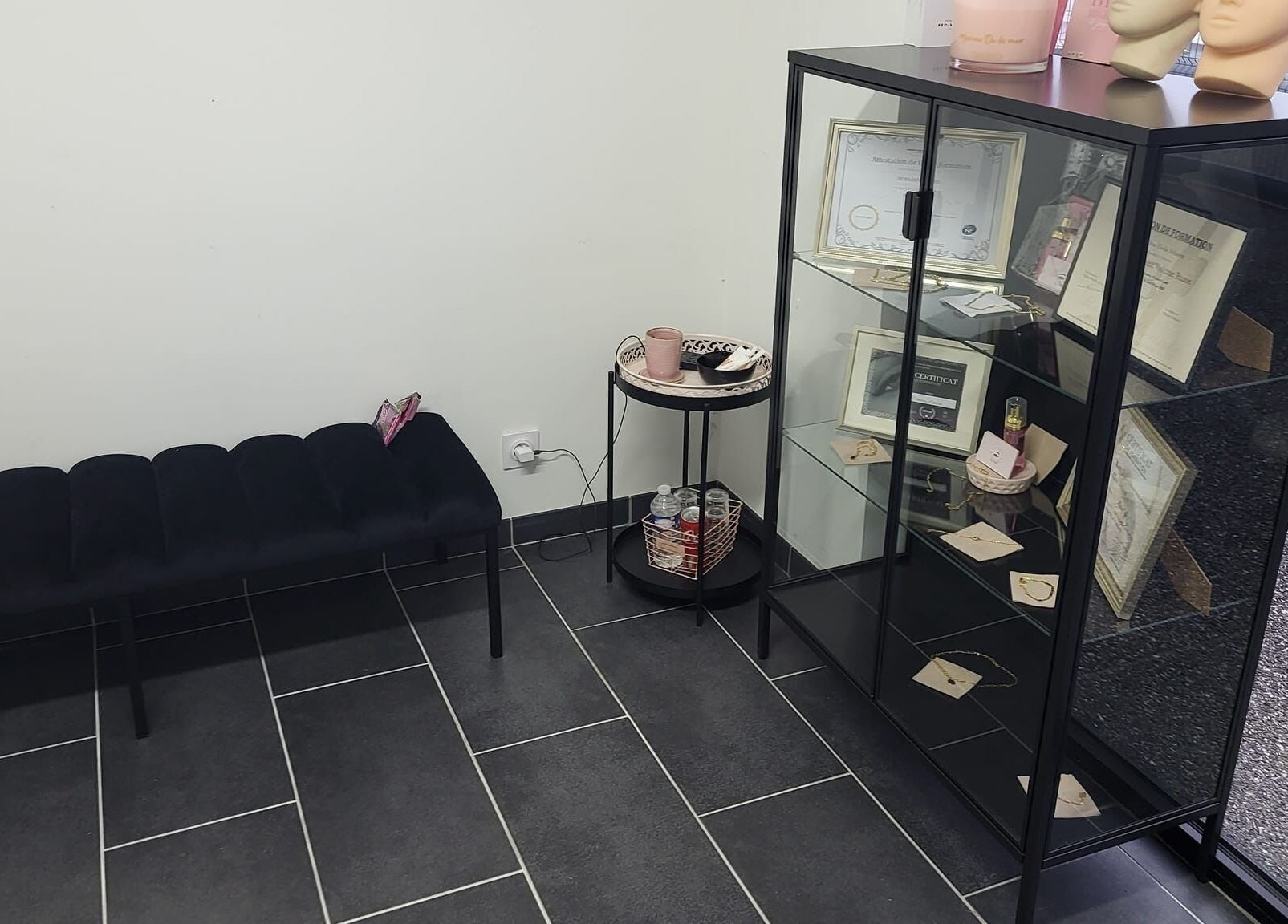 Coin détente et vitrine à Lash-Tech & Beauty, Mios, Nouvelle-Aquitaine, FR.