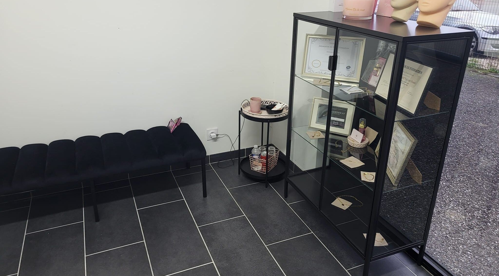 Coin détente et vitrine à Lash-Tech & Beauty, Mios, Nouvelle-Aquitaine, FR.