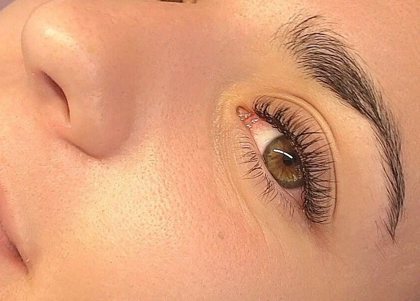 Extensions de cils à Lash-Tech & Beauty, Mios, Nouvelle-Aquitaine, FR, mettant en valeur un œil magnifiquement maquillé.