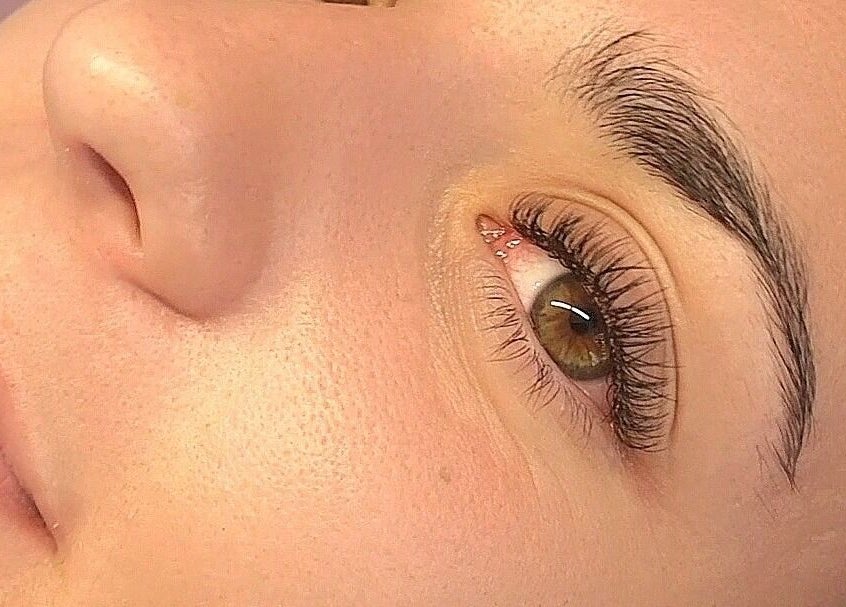 Extensions de cils à Lash-Tech & Beauty, Mios, Nouvelle-Aquitaine, FR, mettant en valeur un œil magnifiquement maquillé.