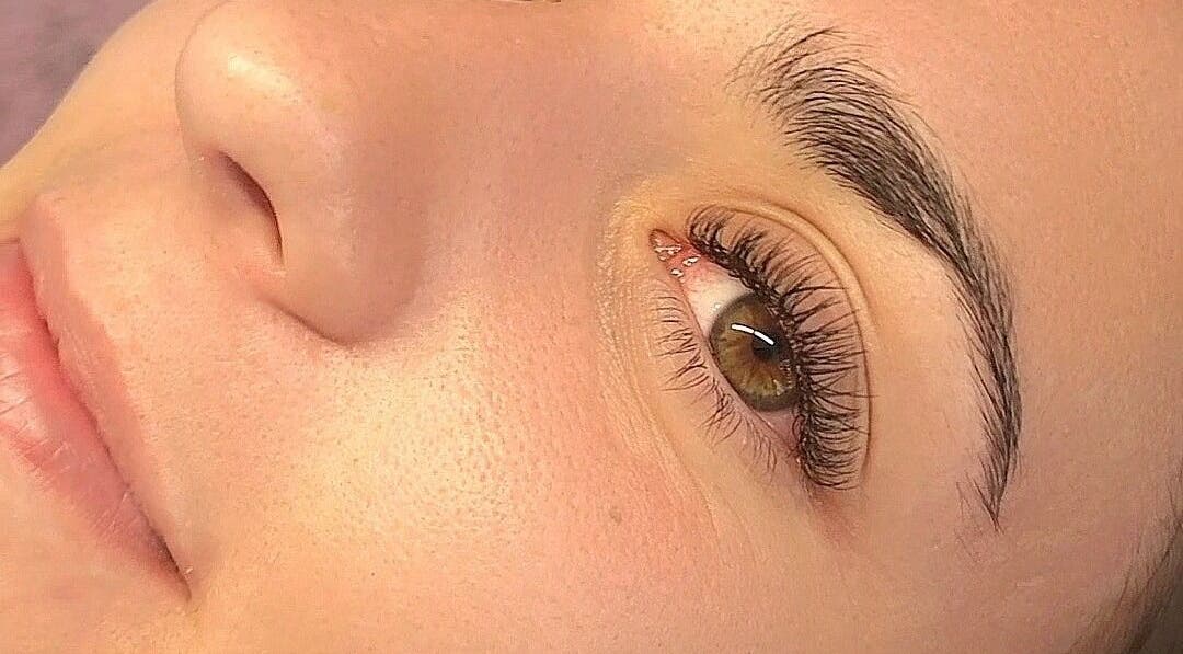 Extensions de cils à Lash-Tech & Beauty, Mios, Nouvelle-Aquitaine, FR, mettant en valeur un œil magnifiquement maquillé.