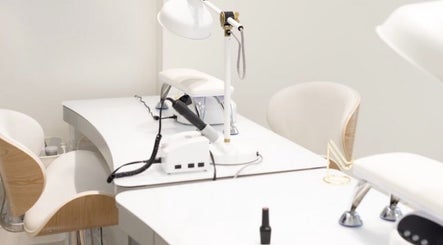 White Beauty Space imagem 3