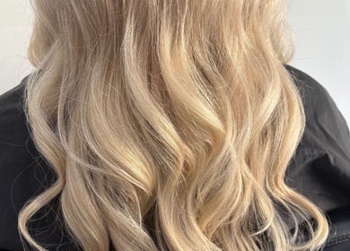 Blonde wavy hairstyle at Malimou in Endeavour Hills, Victoria, AU.