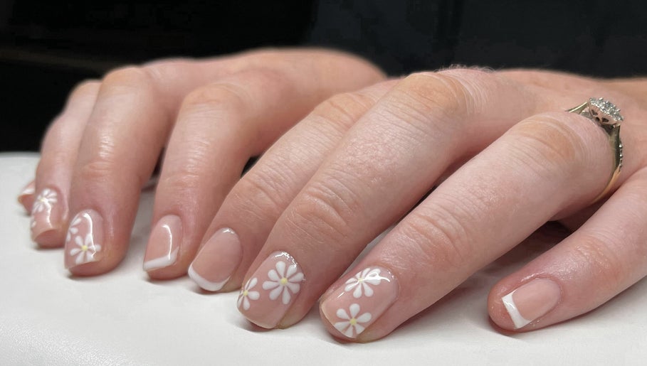 S E Nails image 1