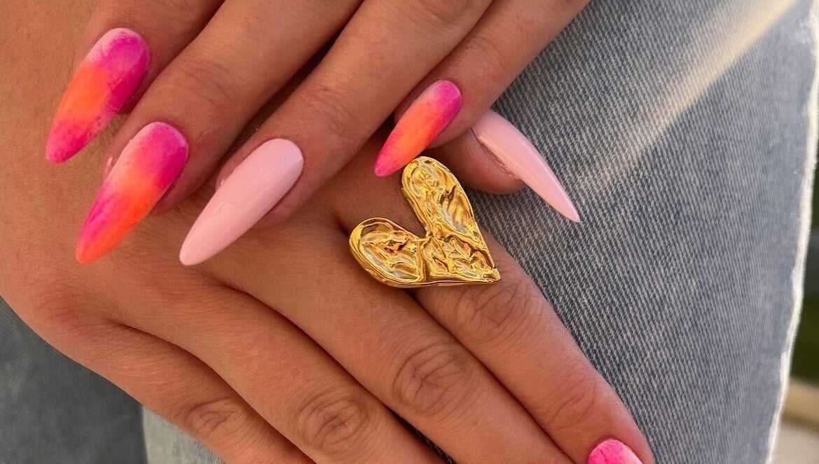 Manucure vive multicolore chez Romynails pro, Genvry, Hauts-de-France, FR. Parfaite pour un look éclatant.