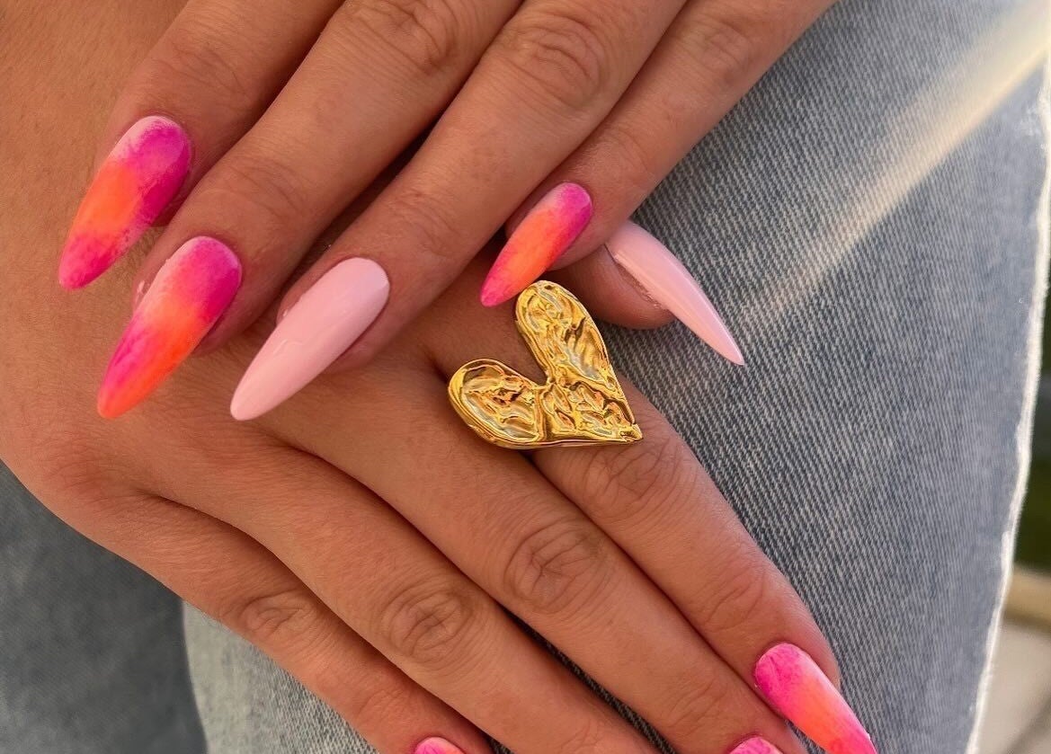 Manucure vive multicolore chez Romynails pro, Genvry, Hauts-de-France, FR. Parfaite pour un look éclatant.