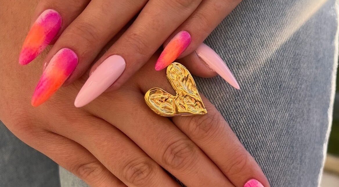 Manucure vive multicolore chez Romynails pro, Genvry, Hauts-de-France, FR. Parfaite pour un look éclatant.