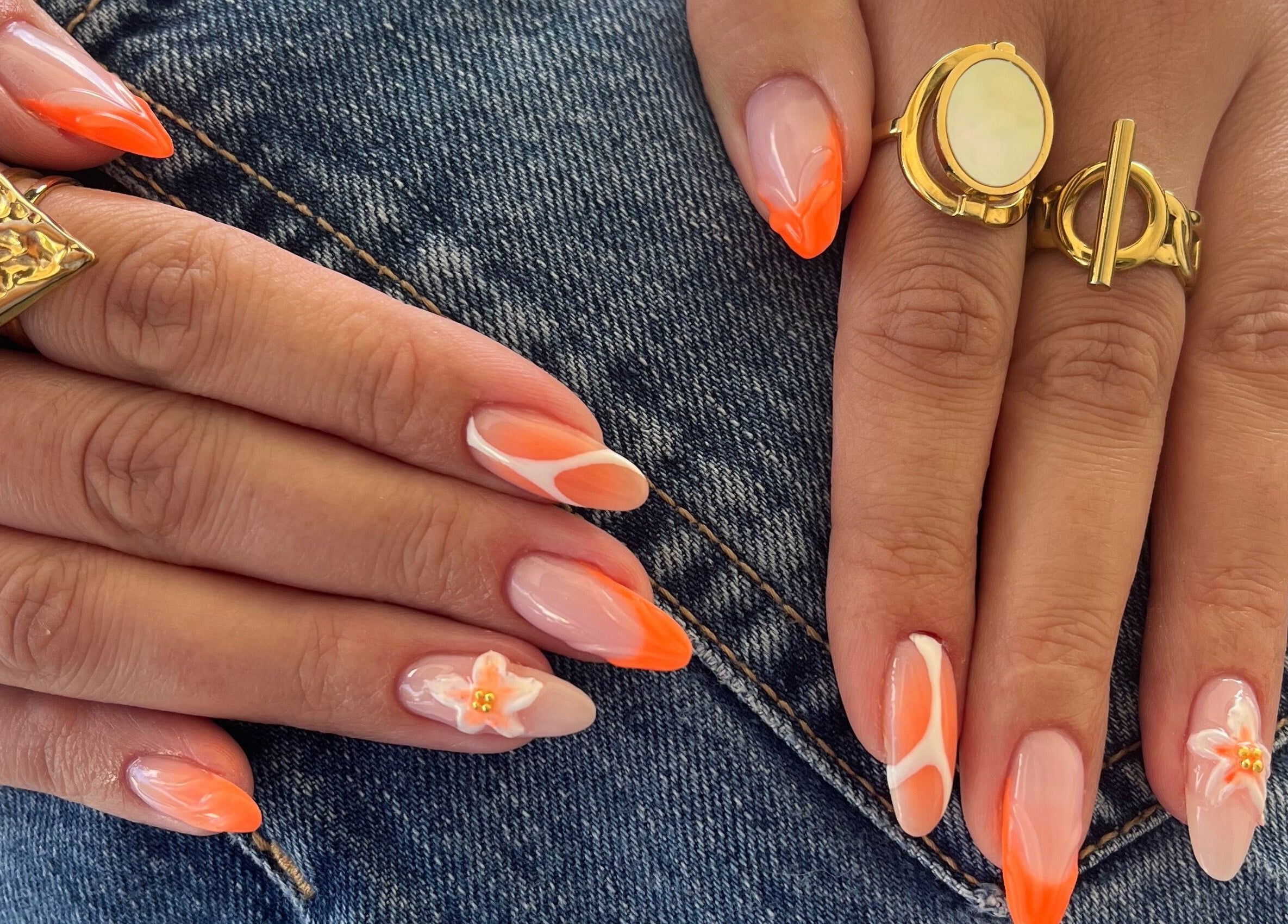Ongles artistiques orange et blancs chez Romynails pro, Genvry, Hauts-de-France, FR.