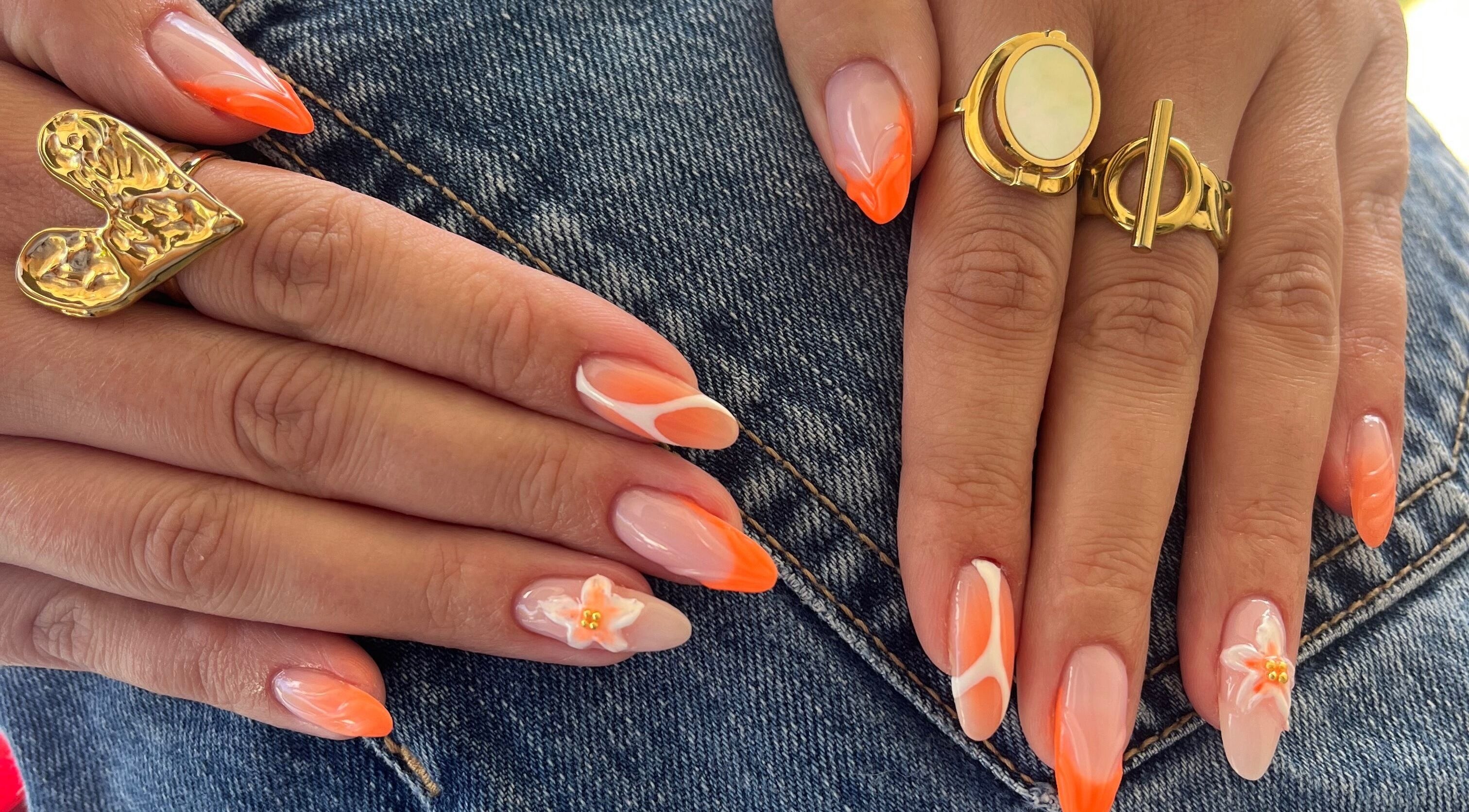 Ongles artistiques orange et blancs chez Romynails pro, Genvry, Hauts-de-France, FR.