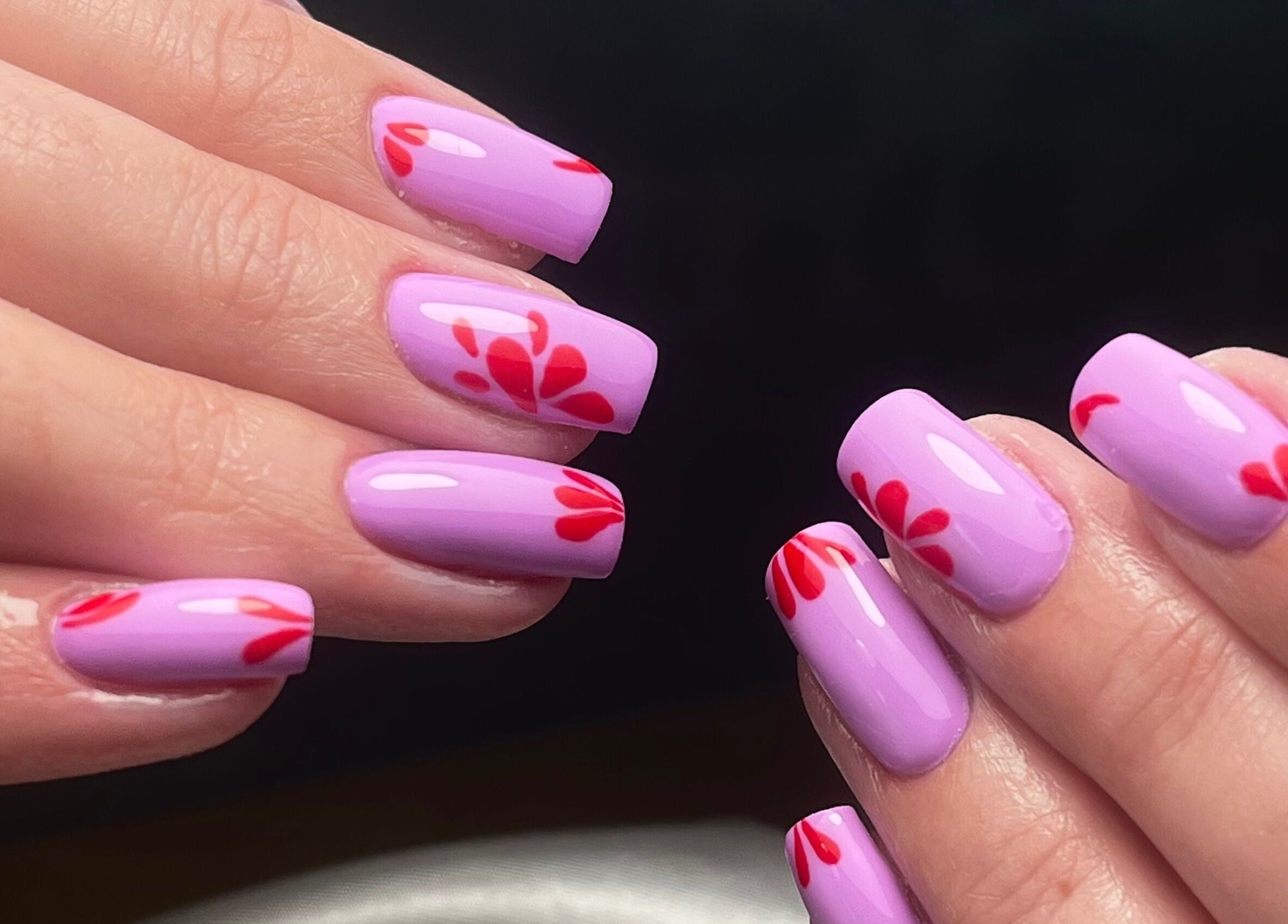 Ongles violets avec motifs rouges à Romynails pro, Genvry, Hauts-de-france, FR pour une manucure élégante.