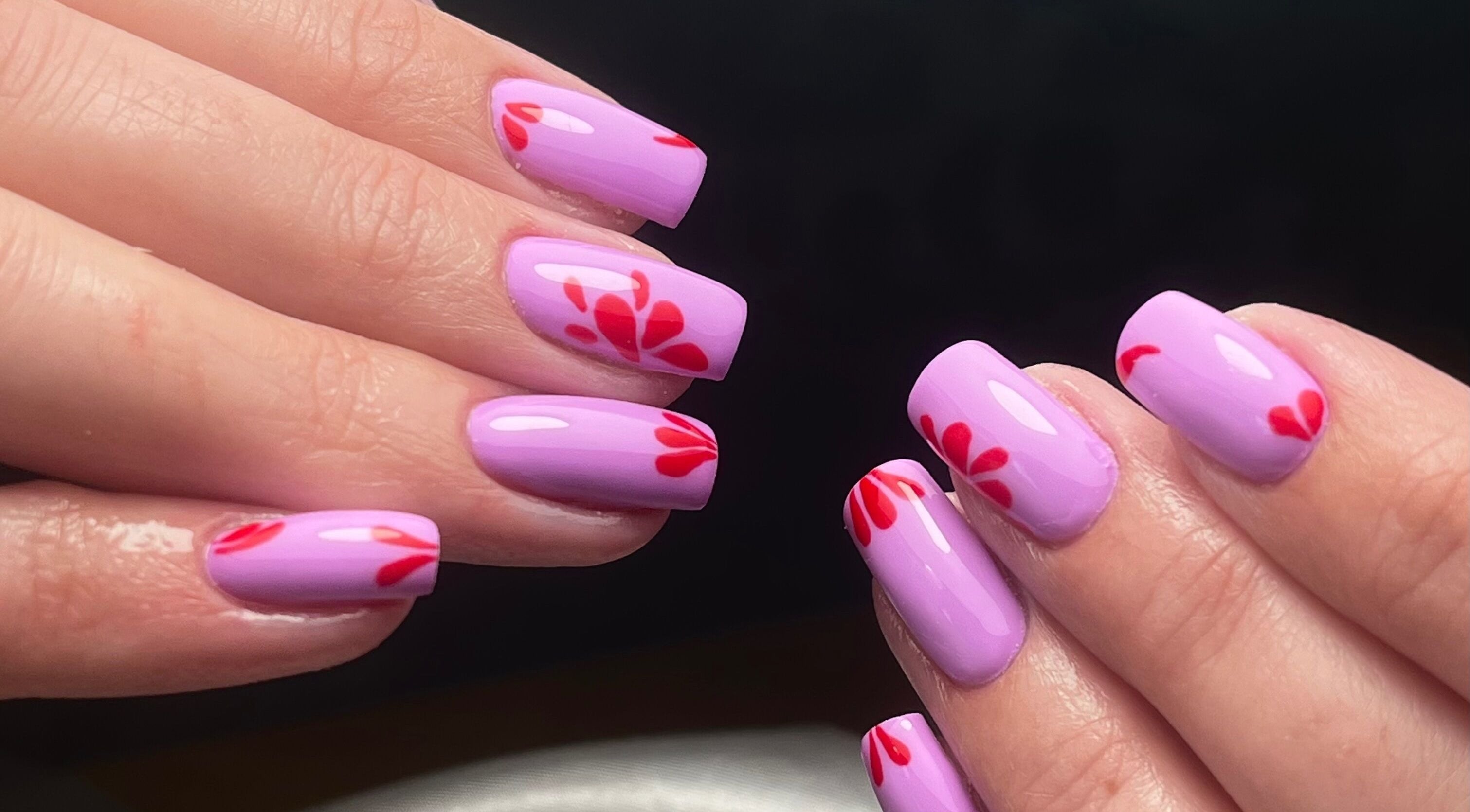 Ongles violets avec motifs rouges à Romynails pro, Genvry, Hauts-de-france, FR pour une manucure élégante.