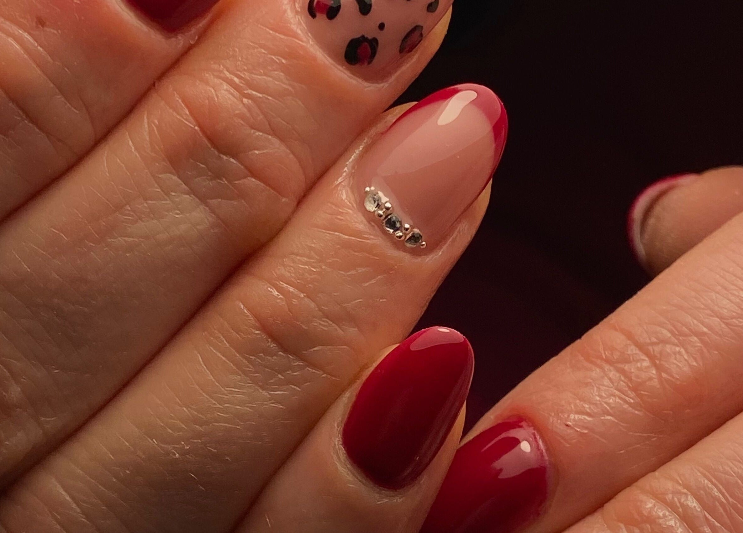 Art des ongles élégant à Romynails pro, Genvry, Hauts-de-france, FR avec motifs rouges et pierres.