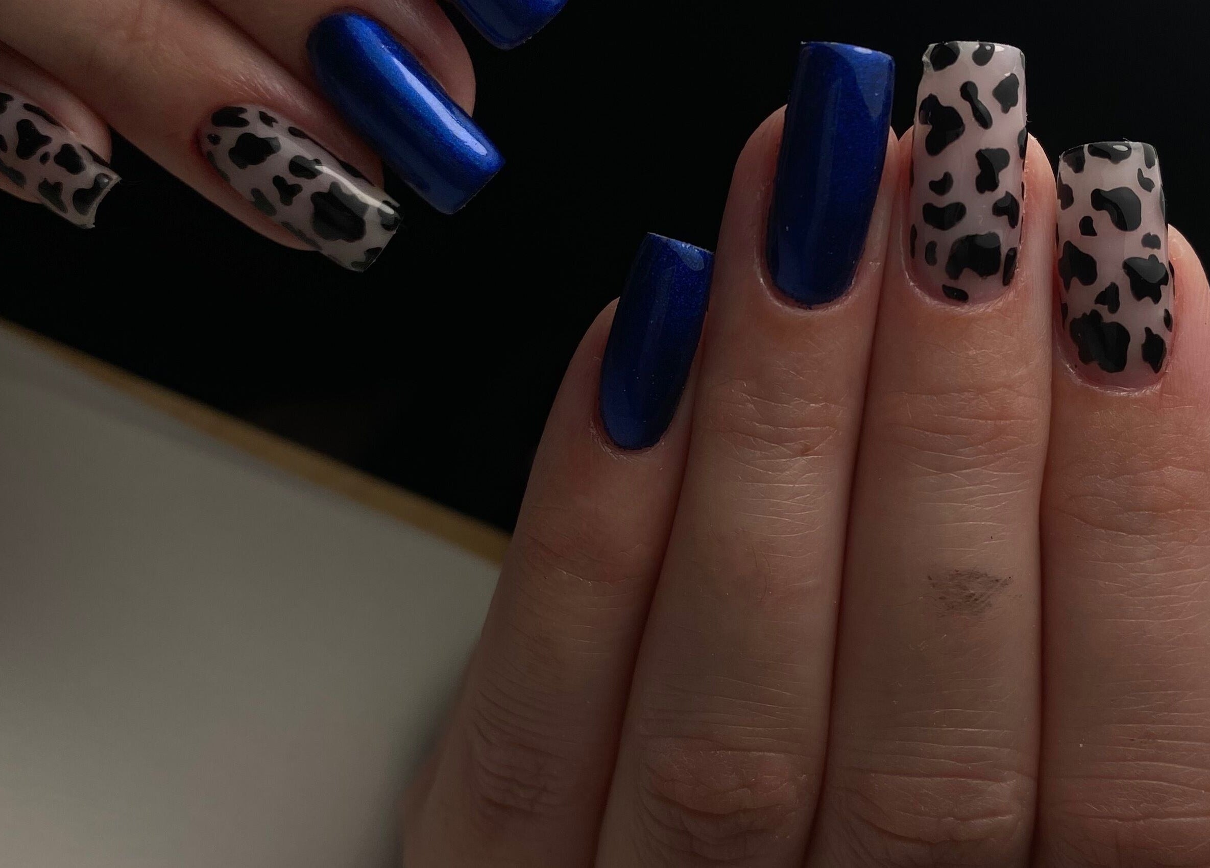 Nail art bleu et léopard à Romynails pro, Genvry, Hauts-de-France, FR. Manucure élégante et tendance.