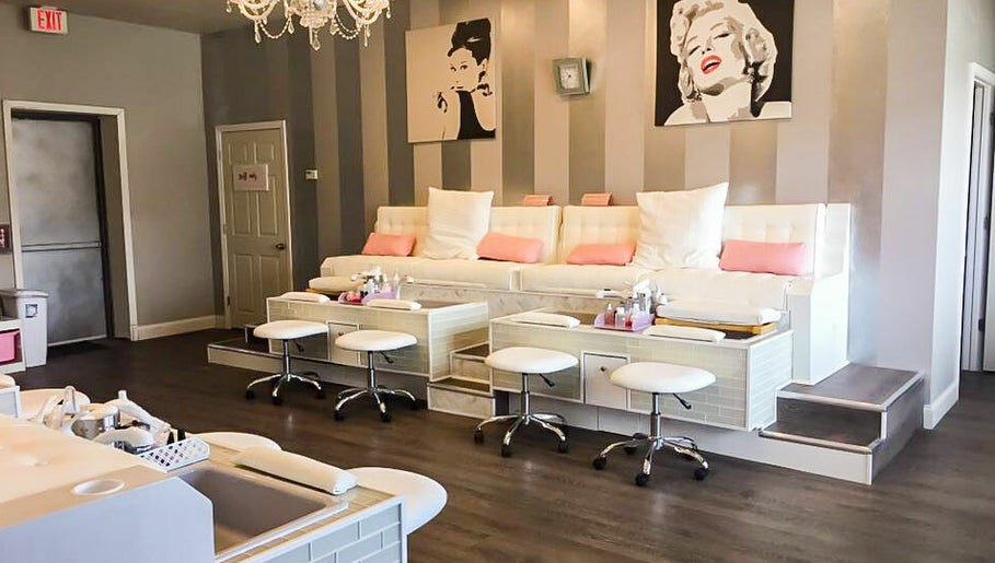 New Beauty Nail Lounge and Spa, bilde 1