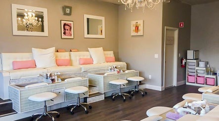 New Beauty Nail Lounge and Spa afbeelding 3