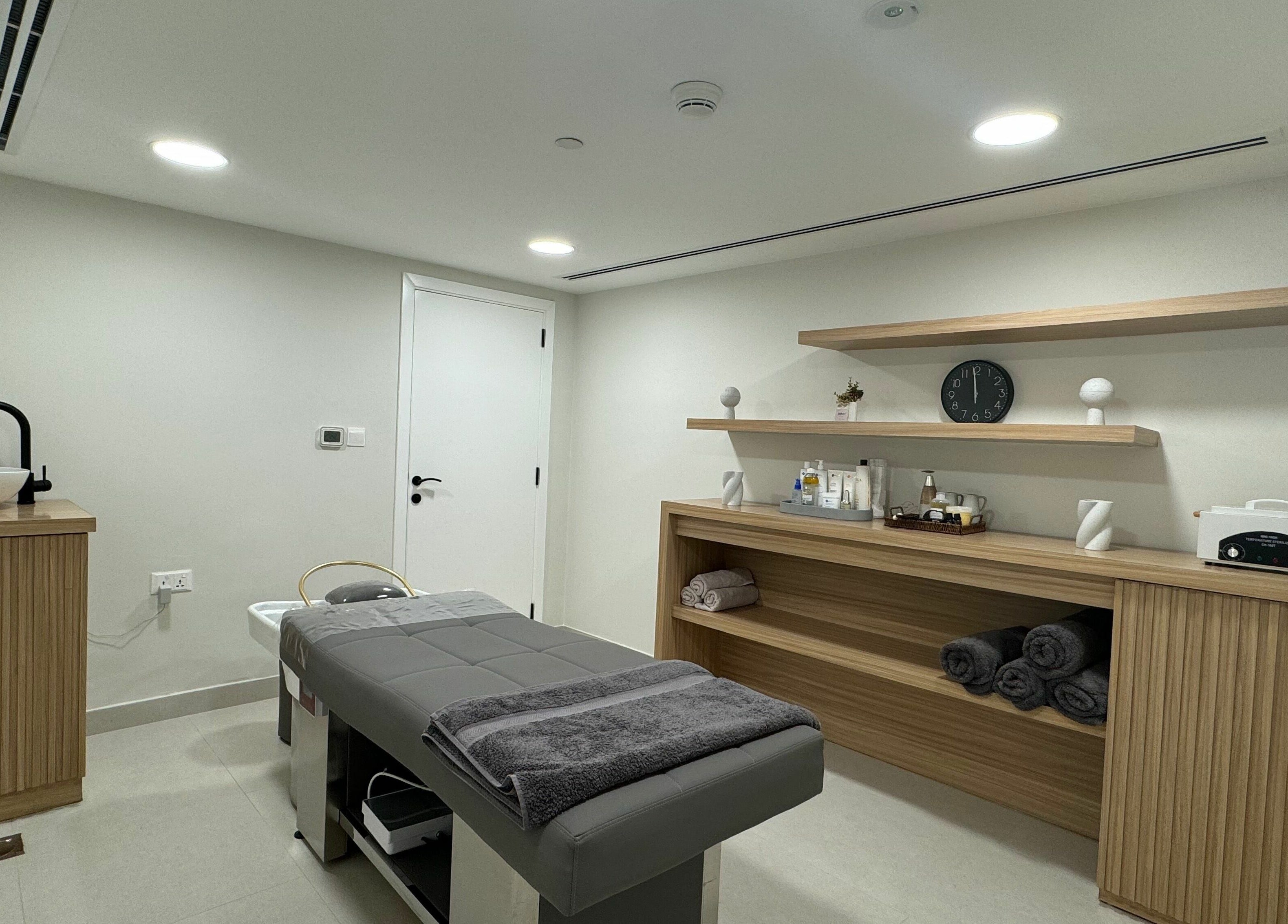 Relaxing treatment room at Sasalon Dubai, Dubai, AE with a modern massage table and serene atmosphere.