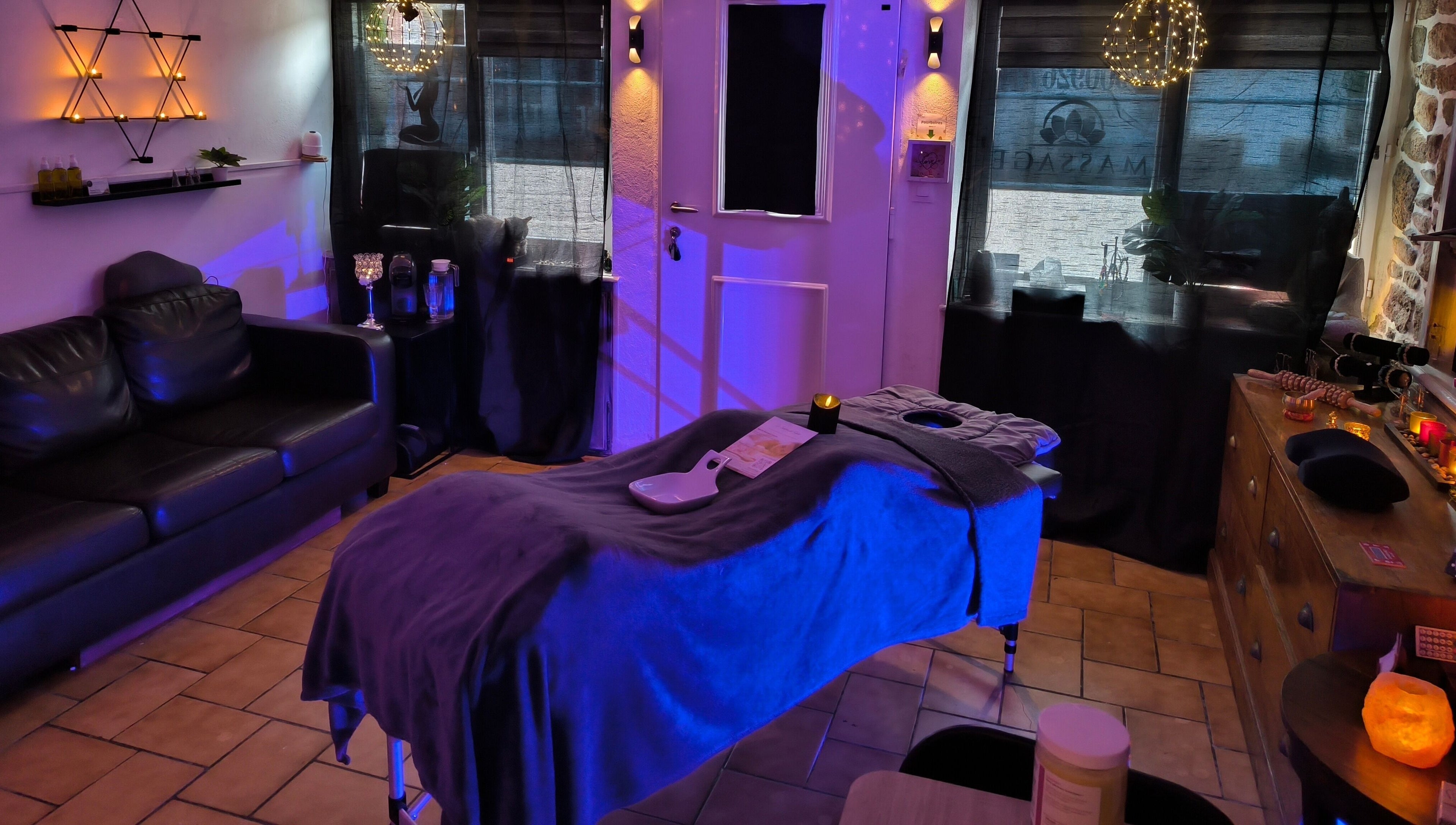 Salle de massage apaisante à Le Salon De Gaïa, Ducey-les-chéris, Normandie, FR, avec un éclairage doux.