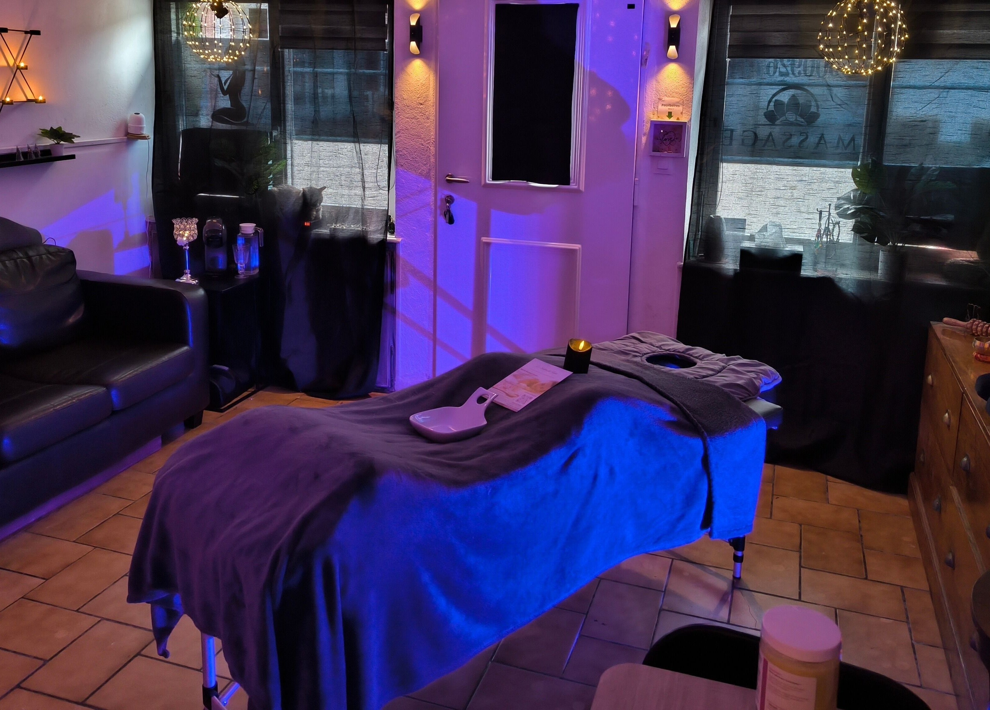 Salle de massage apaisante à Le Salon De Gaïa, Ducey-les-chéris, Normandie, FR, avec un éclairage doux.