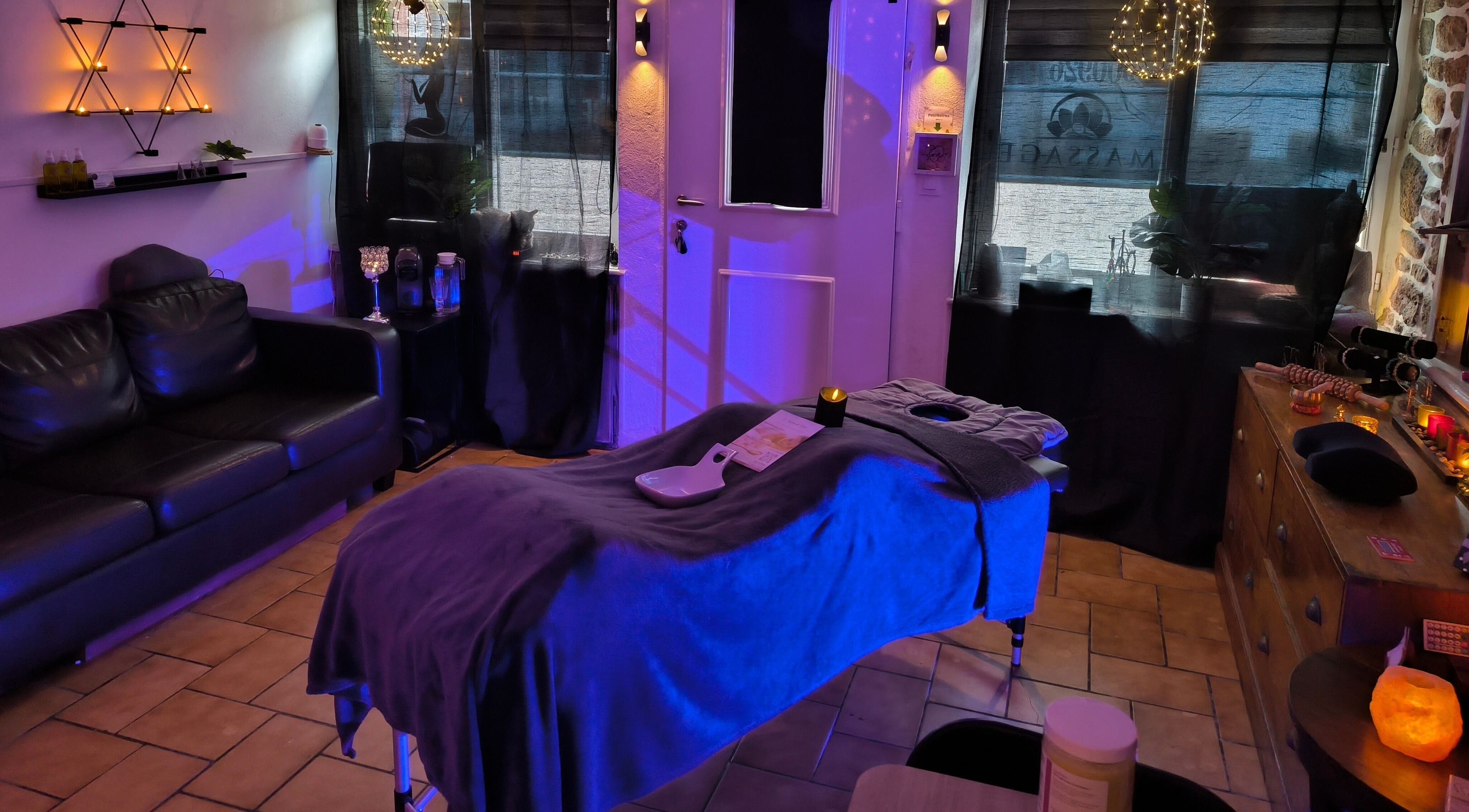 Salle de massage apaisante à Le Salon De Gaïa, Ducey-les-chéris, Normandie, FR, avec un éclairage doux.