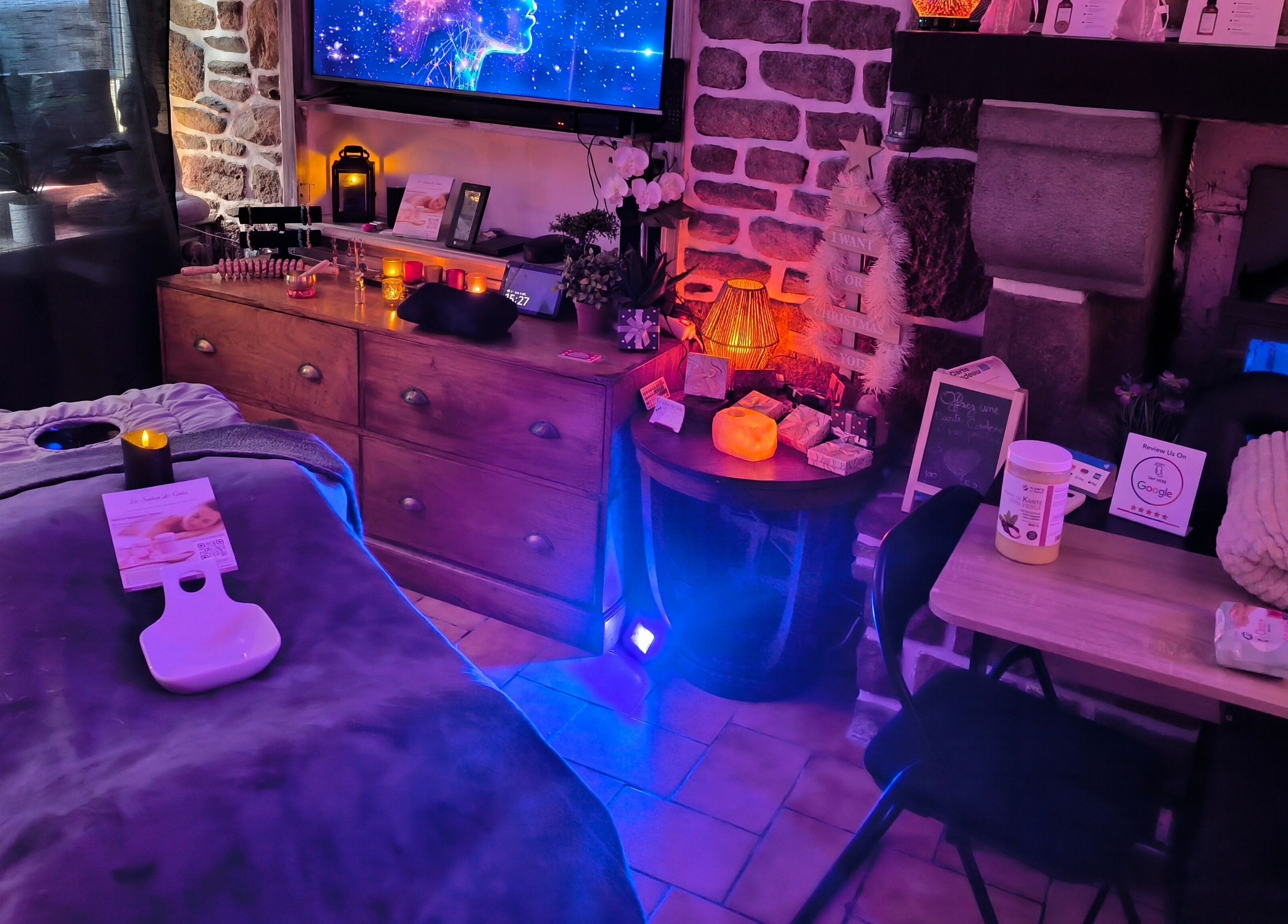 Salle de soins apaisante au Le Salon De Gaïa, Ducey-les-chéris, Normandie, FR, avec lumière d'ambiance relaxante.