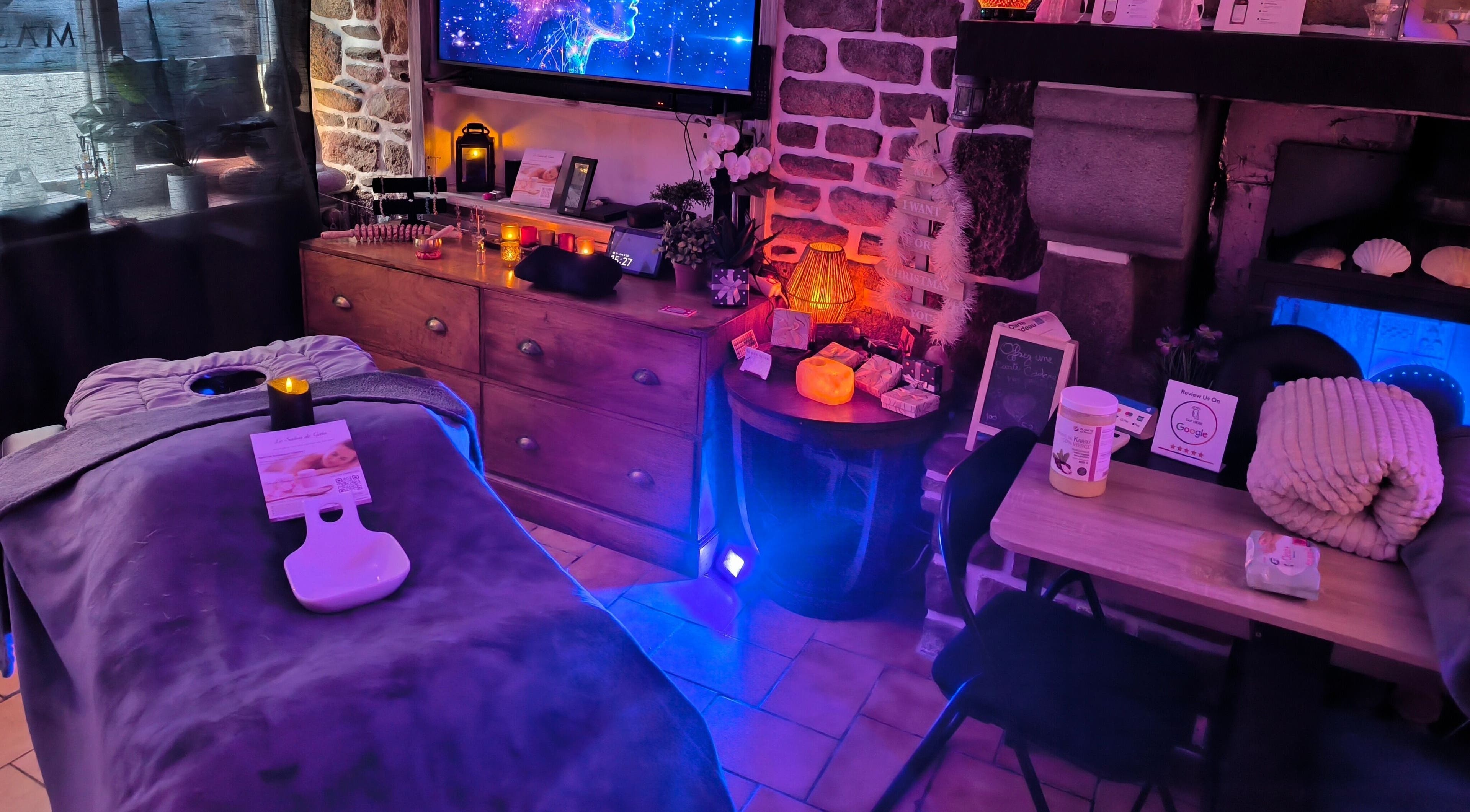 Salle de soins apaisante au Le Salon De Gaïa, Ducey-les-chéris, Normandie, FR, avec lumière d'ambiance relaxante.