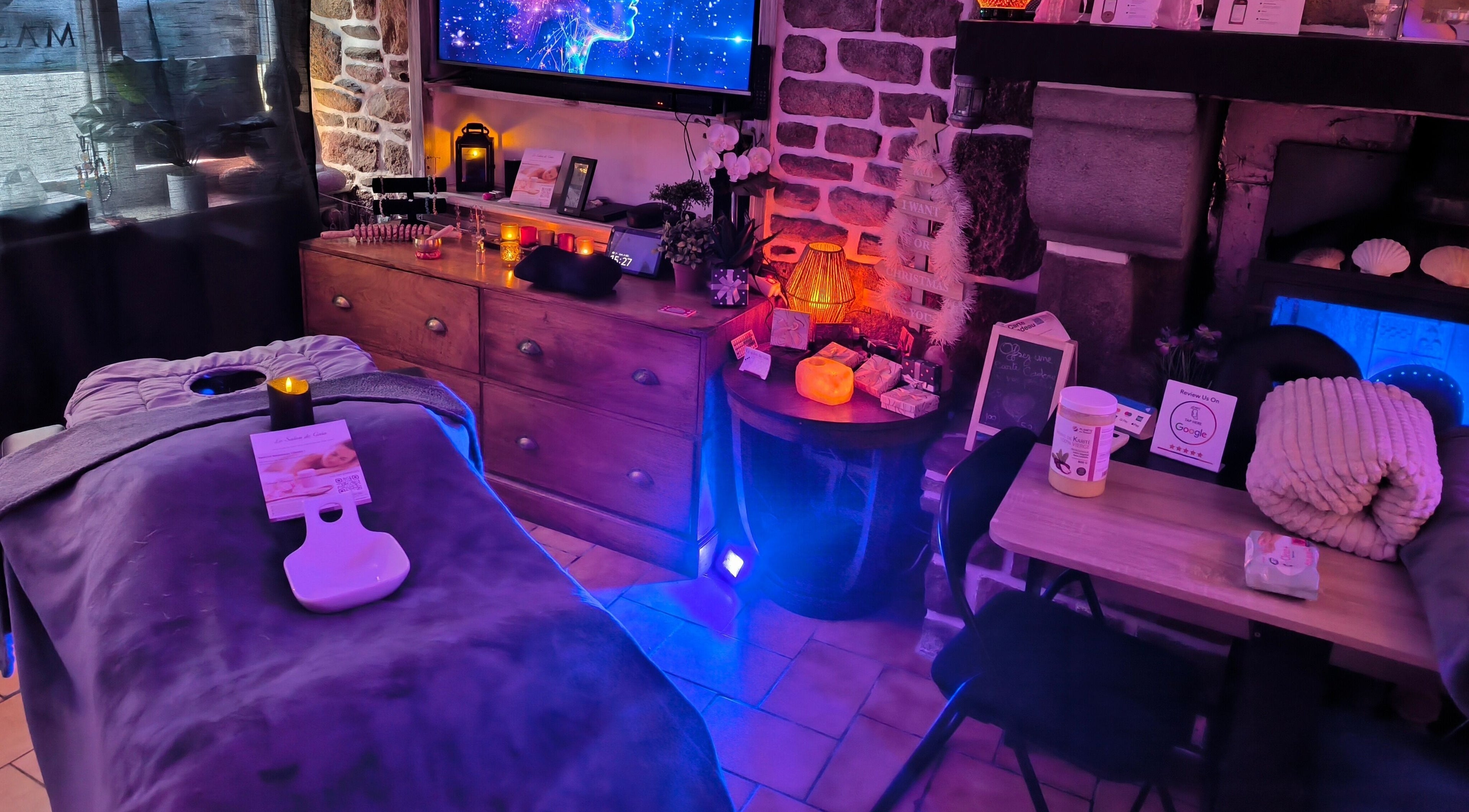 Salle de soins apaisante au Le Salon De Gaïa, Ducey-les-chéris, Normandie, FR, avec lumière d'ambiance relaxante.