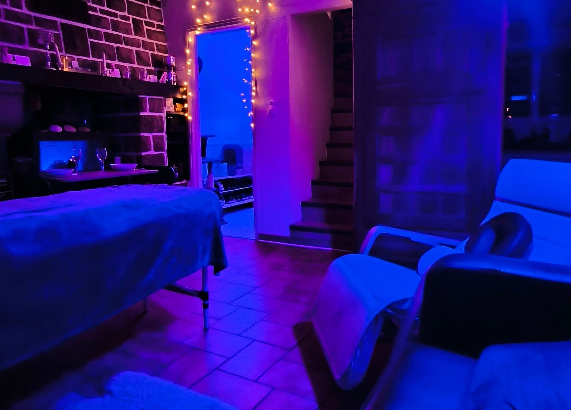 Salle de détente lumineuse à Le Salon De Gaïa, Ducey-les-chéris, Normandie, FR, offrant une ambiance relaxante.