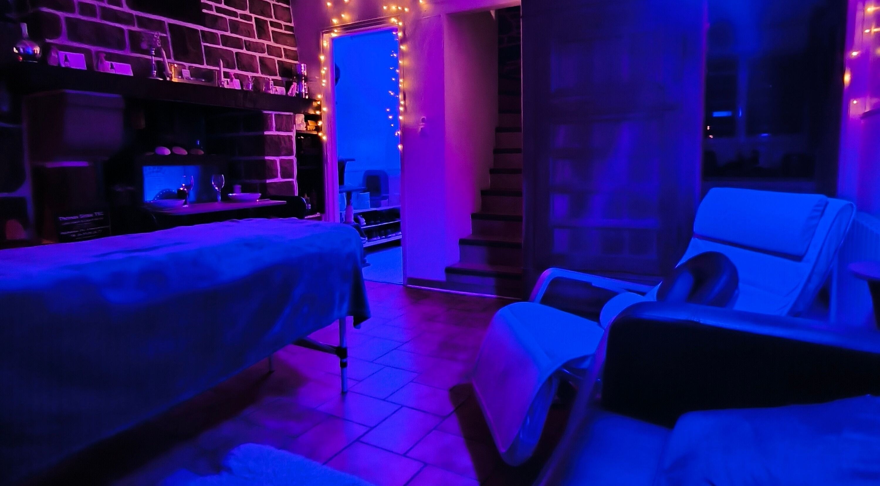 Salle de détente lumineuse à Le Salon De Gaïa, Ducey-les-chéris, Normandie, FR, offrant une ambiance relaxante.