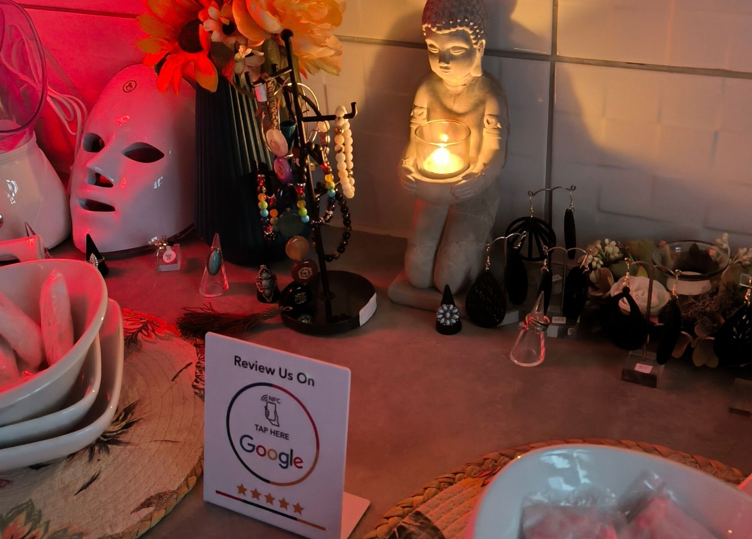 Décoration zen avec bougie et masques à Le Salon De Gaïa, Ducey-les-chéris, Normandie, FR.