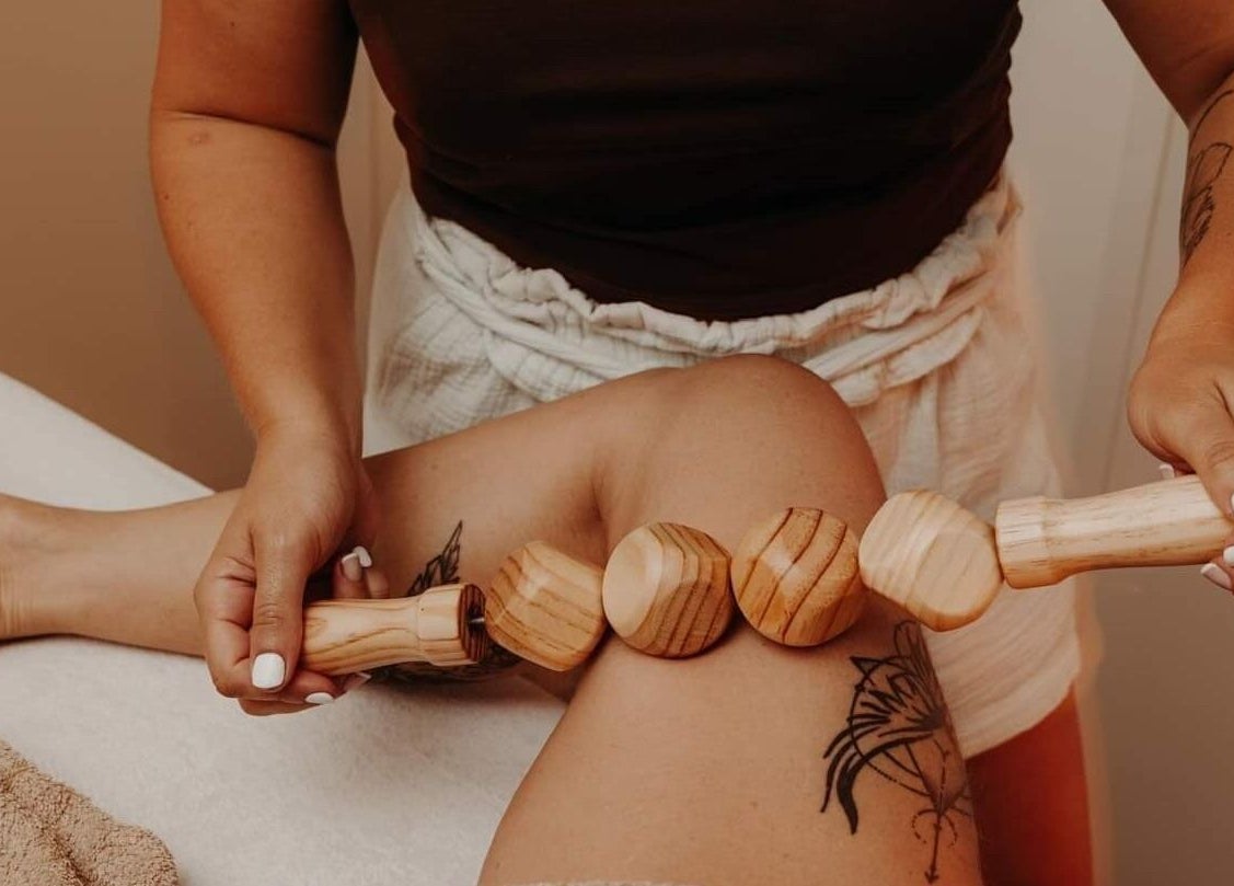 Maderothérapie sur jambe à Le Salon De Gaïa, Ducey-les-chéris, Normandie, FR.