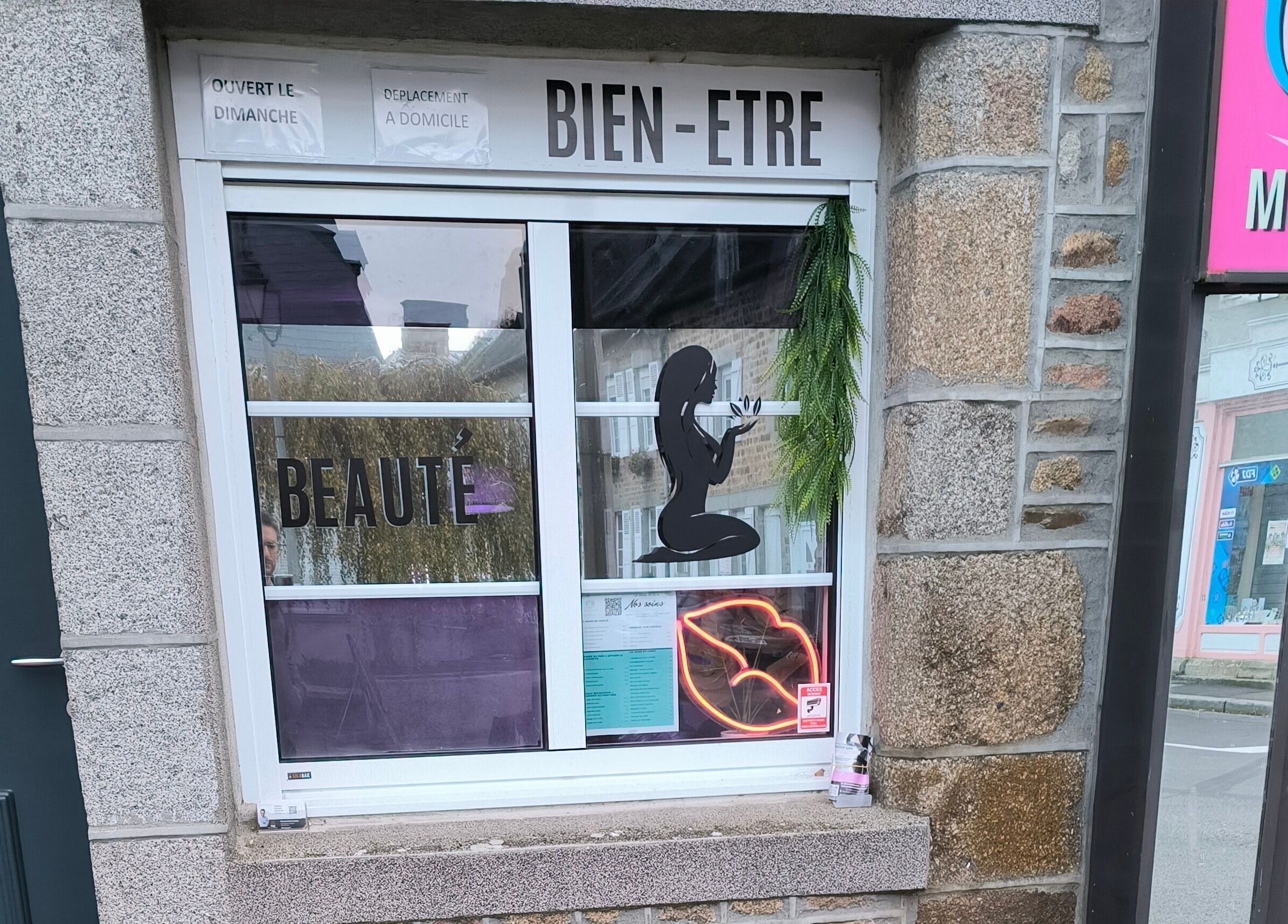 Façade du Le Salon De Gaïa à Ducey-les-chéris, Normandie, FR, mettant en avant beauté et bien-être.
