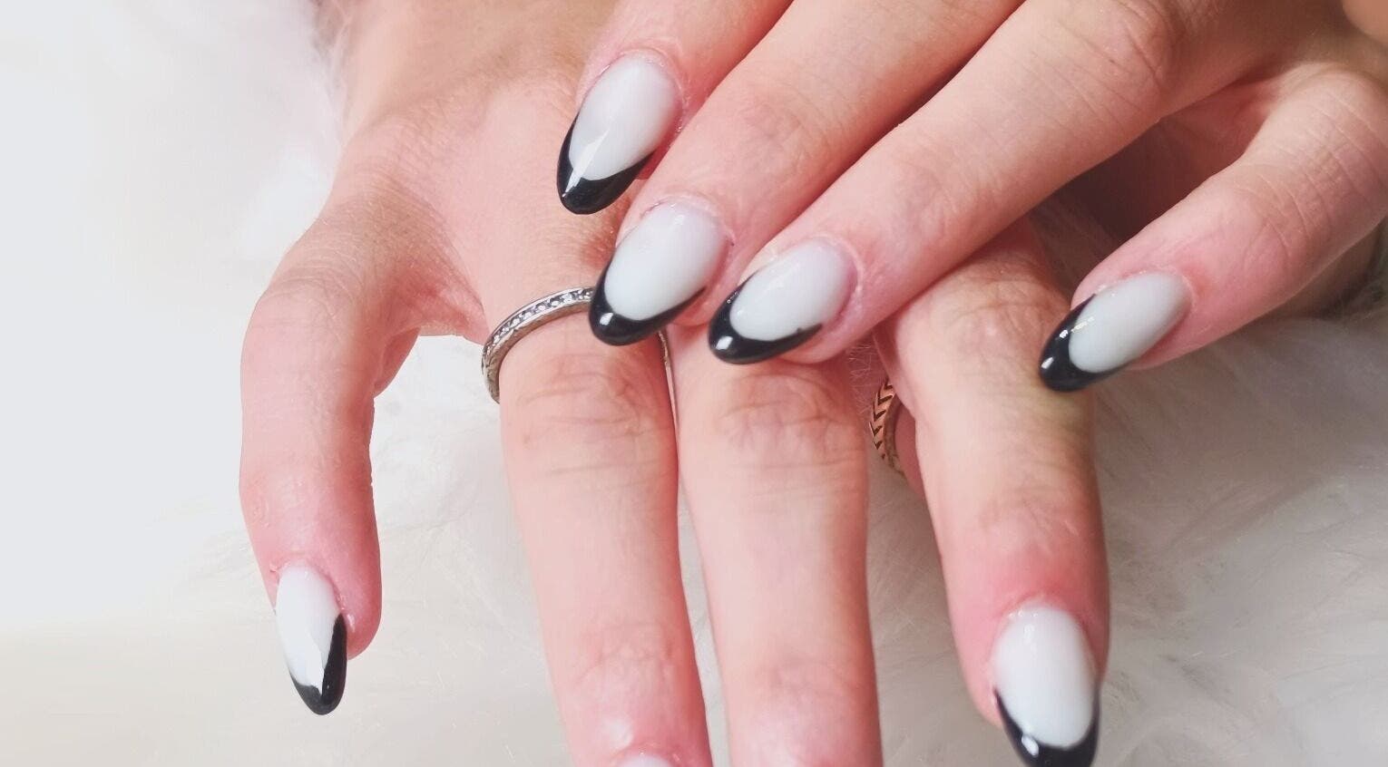 Manucure chic en noir et blanc à Tiffany Beauty, Mesnard-la-Barotière, Pays De La Loire, FR.