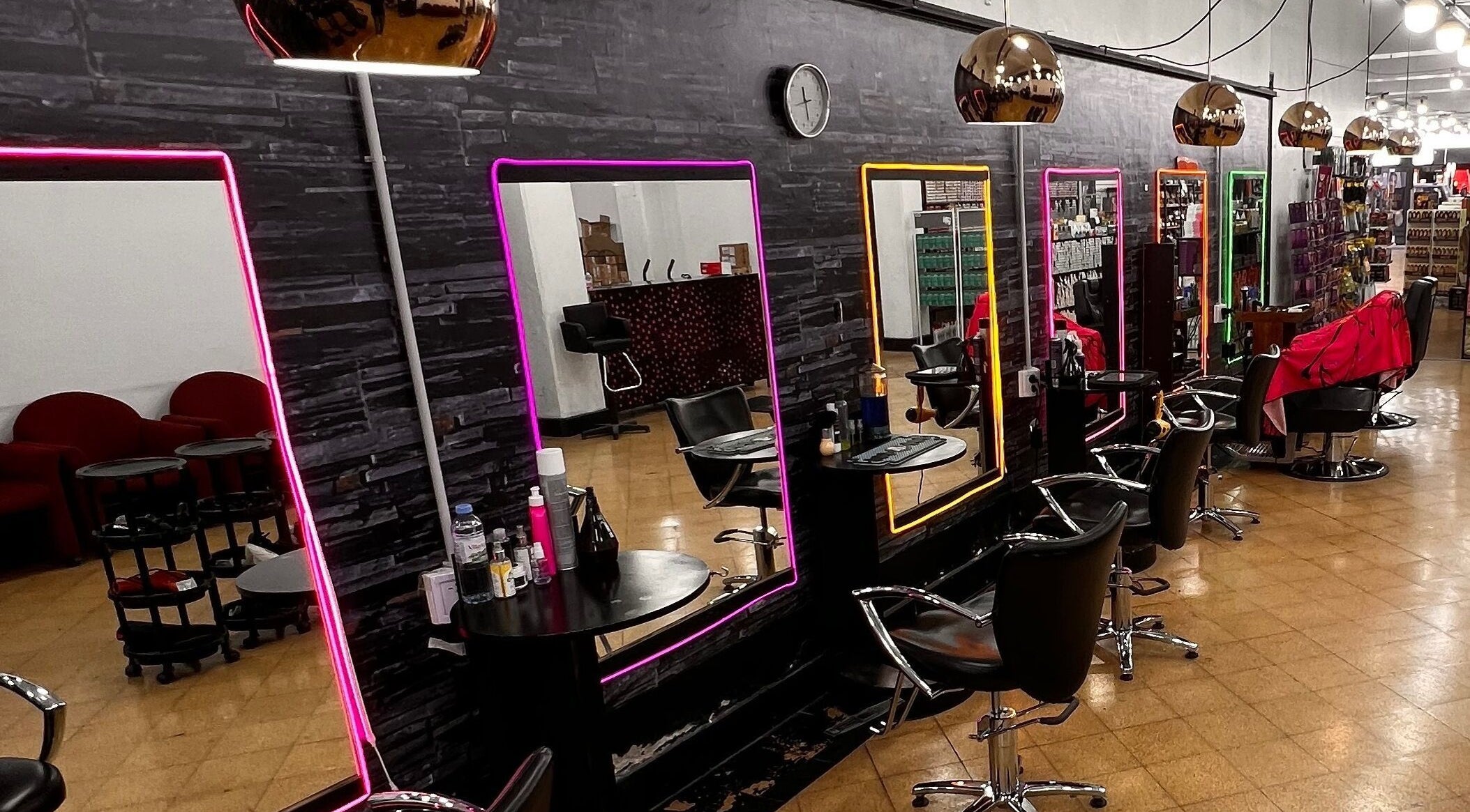 Interior moderno de Espacio Evo Colón en Córdoba, Córdoba, AR con espejos iluminados y sillas elegantes.