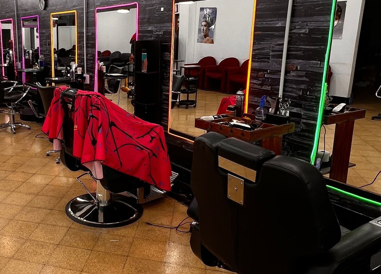 Interior moderno de Espacio Evo Colón en Córdoba, Córdoba, AR, con espejos iluminados y sillas de peluquería.