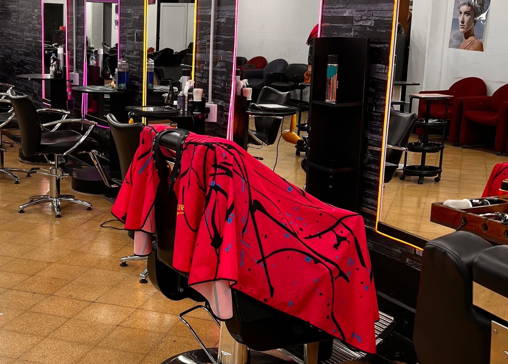 Interior moderno de Espacio Evo Colón en Córdoba, AR, mostrando sillas de peluquería y espejos iluminados.