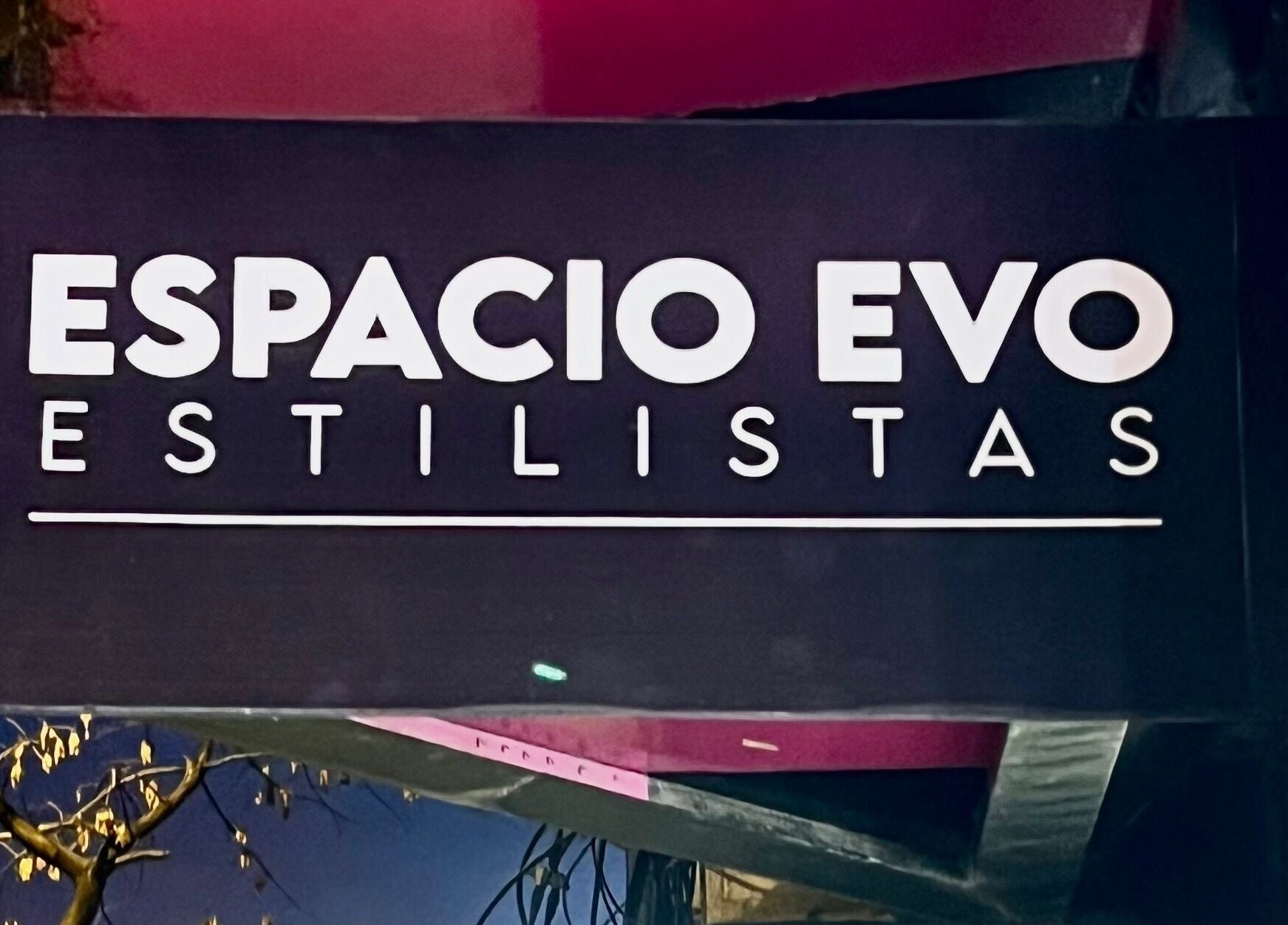 Letrero de Espacio Evo Colón en Córdoba, Córdoba, AR iluminado por la noche.