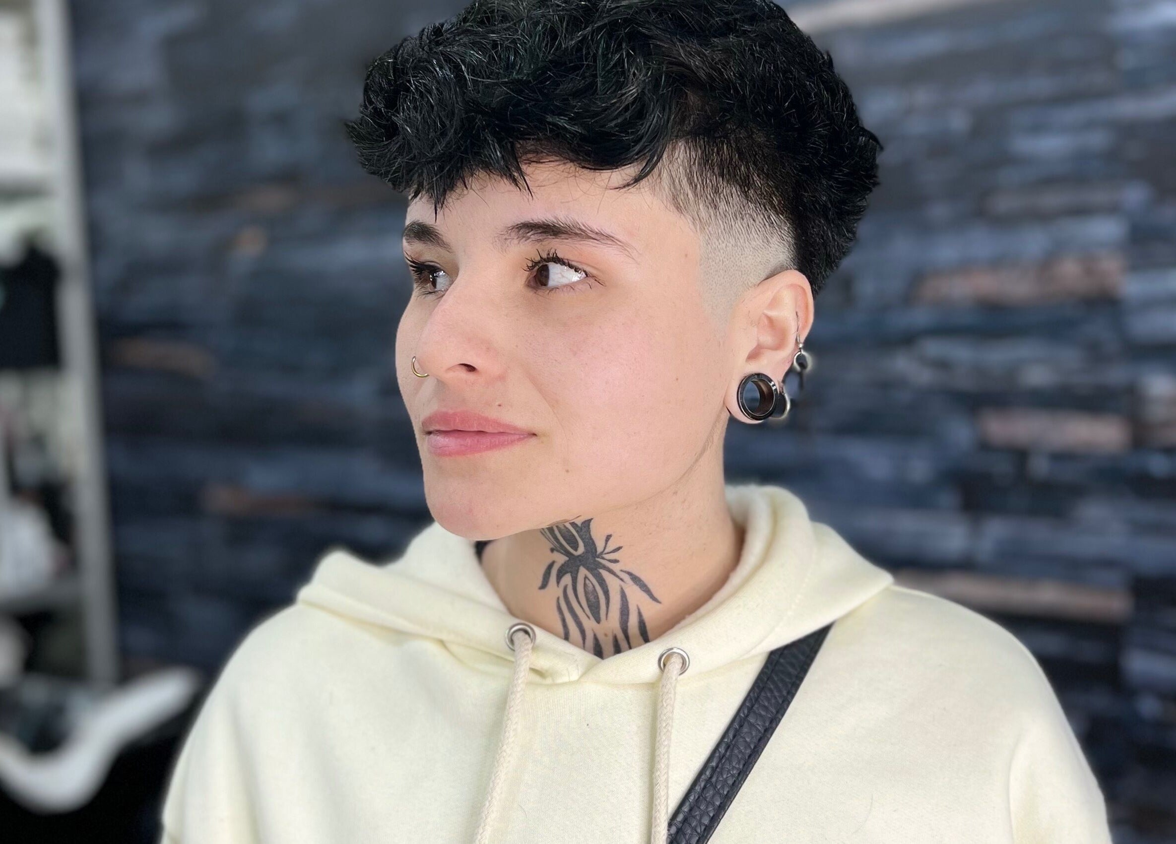 Joven con estilo moderno en Espacio Evo Colón, Córdoba, Córdoba, AR, luciendo corte de cabello audaz.