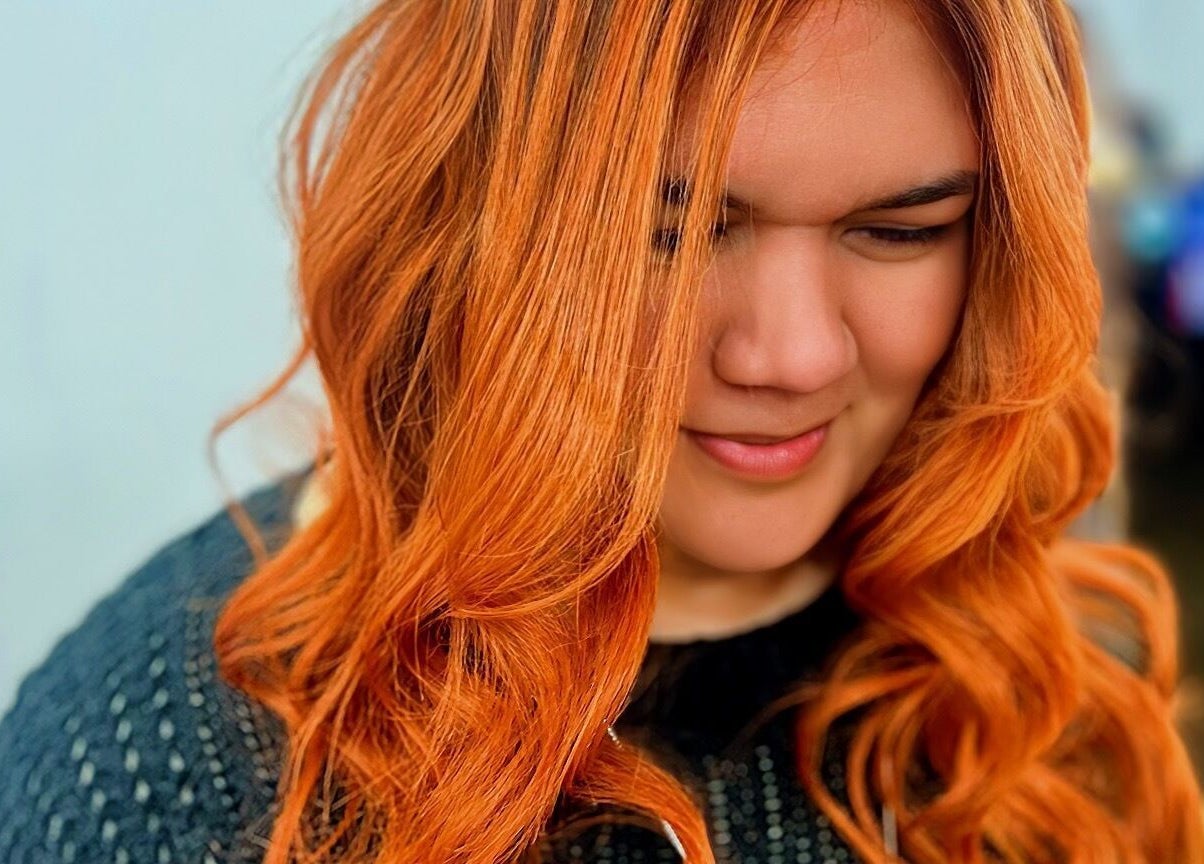 Mujer con cabello brillante y ondulado en Espacio Evo Colón, Córdoba, Córdoba, AR.