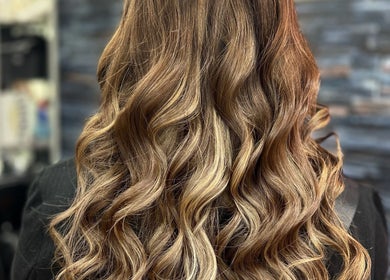 Cabello rizado impecable en Espacio Evo Colón, Córdoba, Córdoba, AR. Distinción en cada hebra.