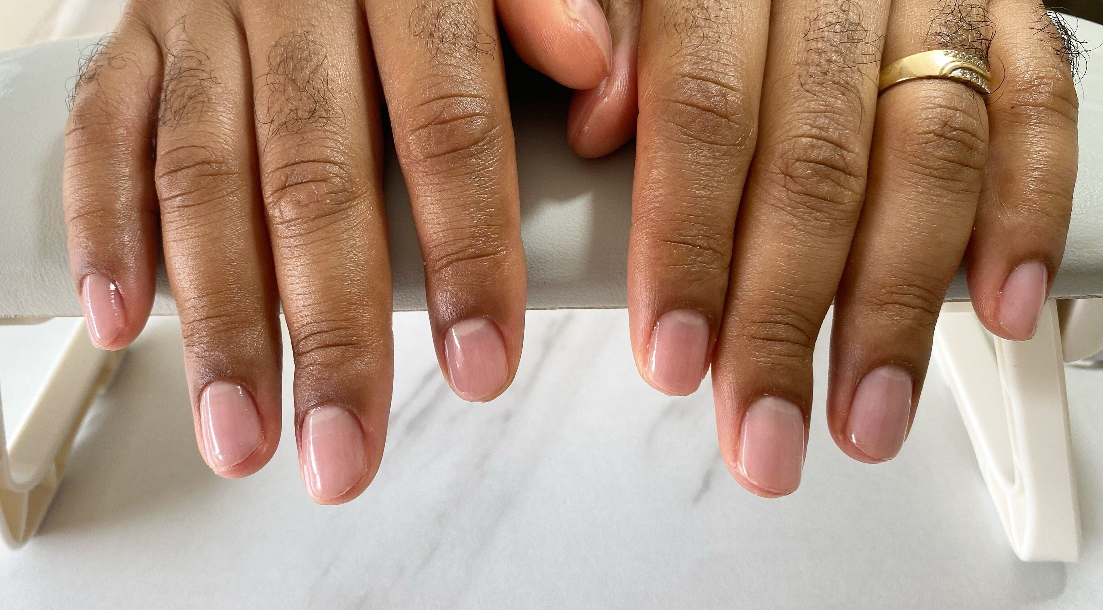 Manicura natural en Yarys Nails, Los Girasoles, Distrito Nacional, DO mostrando uñas cuidadas.
