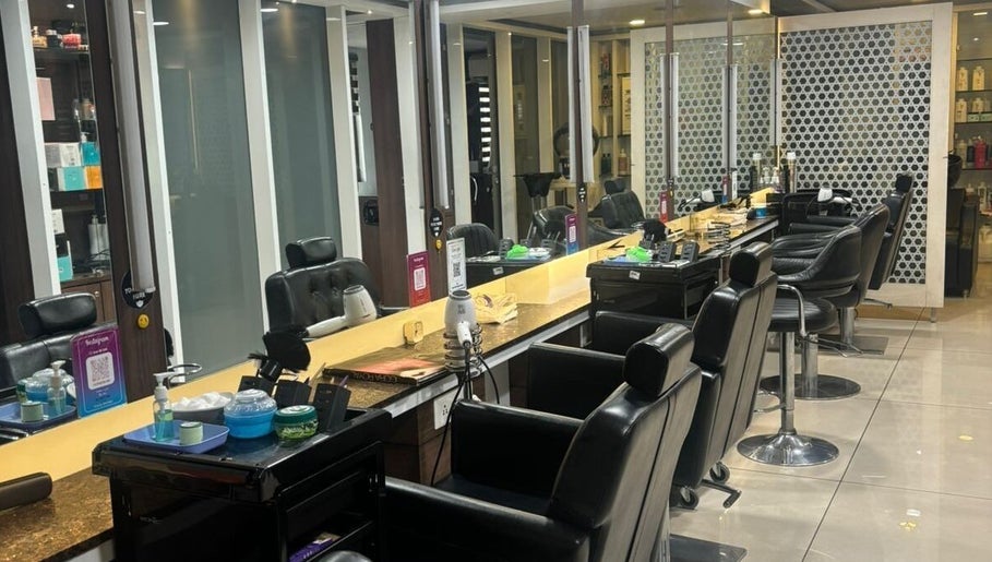 MAKEUP STUDIO image 1