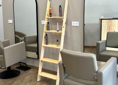 Interior de SV Saray Valdivia Beauty Hair Studio en Sabadell, Catalunya, ES, con asientos modernos y espejo grande.